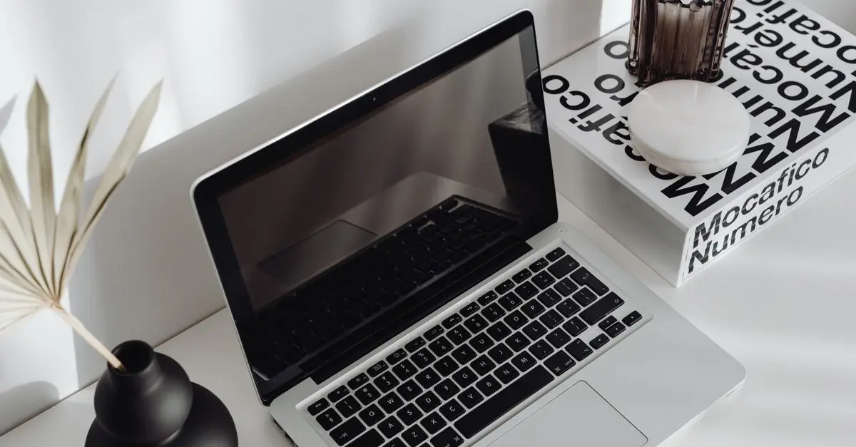 Les baskets à porter au bureau : style et confort